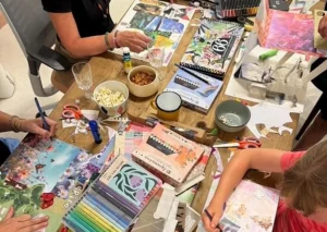 Une grande table avec de la papeterie pour faire un vision board