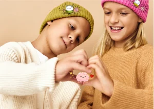 2 enfants qui font un coeur avec leur mains