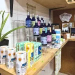 Corner cosmétique de la boutique Le Club des Simone avec plusieurs produits de plusieurs marques (savons, déodorant..)